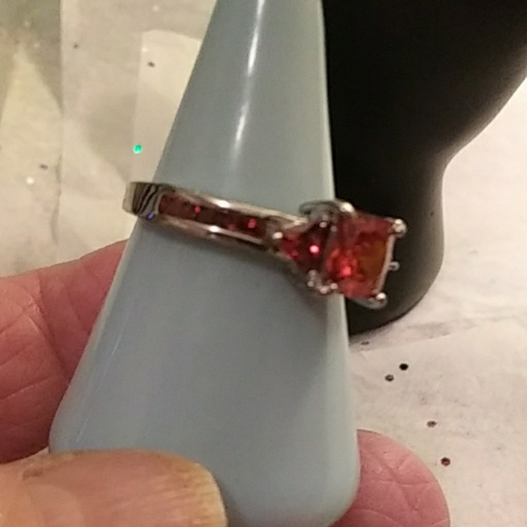 FASHION WOMENS PRINCESS RED 💍 RING - Picture 2 of 5